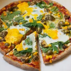 Kiedy wbić jajko na pizzę z jajkiem, by osiągnąć idealny efekt?
