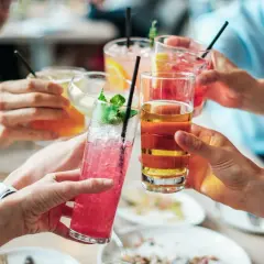 Gdzie na drinka w Łodzi: poznaj najlepsze bary i koktajle