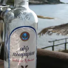 Proste przepisy na drinki z ouzo, które zaskoczą Twoich gości