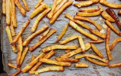 W jakiej temperaturze piec frytki w piekarniku, aby były chrupiące?