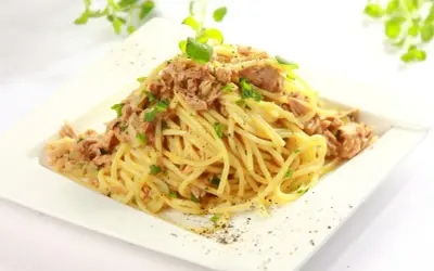 Szybkie i proste spaghetti z tuńczykiem z puszki na obiad