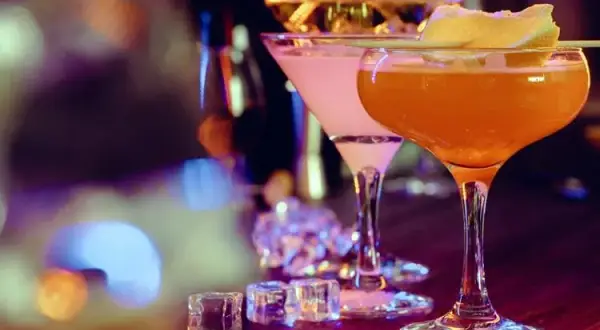 Jak przygotować idealny drink Manhattan: przepis i historia koktajlu