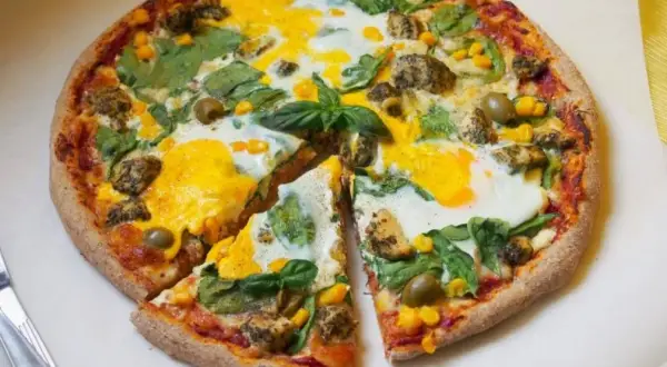 Kiedy wbić jajko na pizzę z jajkiem, by osiągnąć idealny efekt?