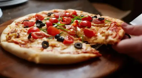 Ile kalorii ma 1 kawałek pizzy? Zaskakujące różnice w kaloryczności