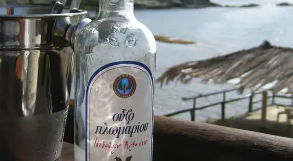 Proste przepisy na drinki z ouzo, które zaskoczą Twoich gości