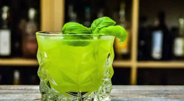 Orzeźwiające drinki z syropem miętowym na każdą okazję