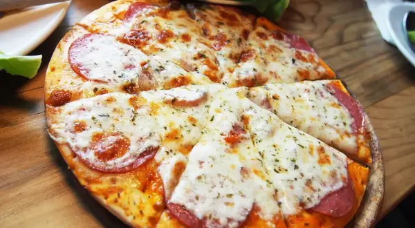 Jaki ser na pizzę? Odkryj najlepsze opcje i smaki dla idealnej pizzy