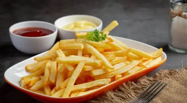 Jak podgrzać frytki, aby odzyskały chrupkość i smak? Sprawdź metody