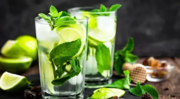 Pyszny drink z syropem mojito i wódką – łatwy przepis na koktajl