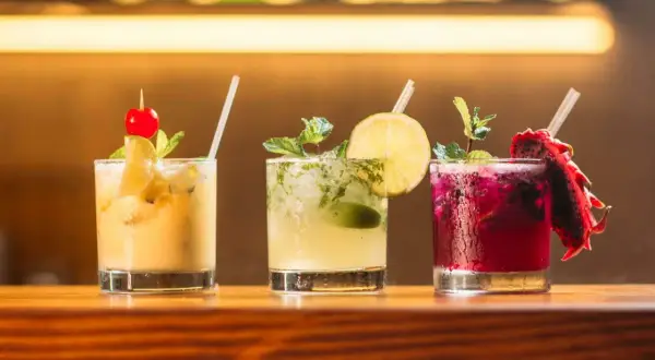 Najlepsze drinki z sokiem mango, które zaskoczą Twoich gości