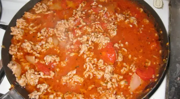 Szybki sos do spaghetti z pomidorami z puszki, który zachwyci smakiem
