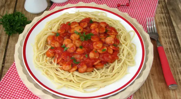 Proste i pyszne spaghetti z parówkami - idealne na szybki obiad