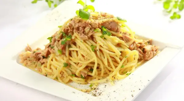 Szybkie i proste spaghetti z tuńczykiem z puszki na obiad