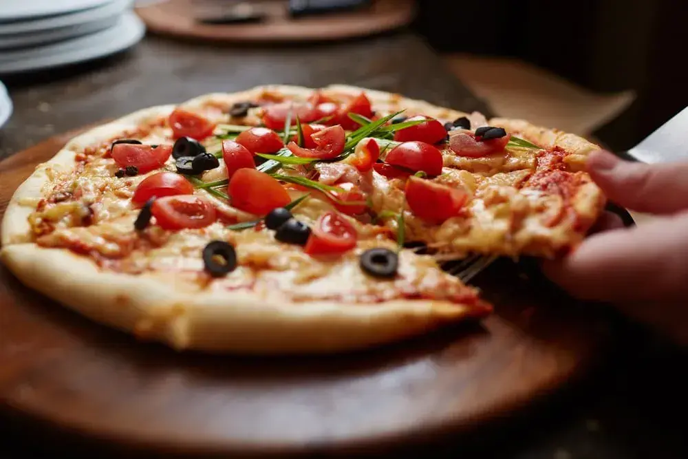 Ile kalorii ma 1 kawałek pizzy? Zaskakujące różnice w kaloryczności