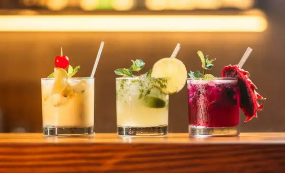 Najlepsze drinki z sokiem mango, które zaskoczą Twoich gości